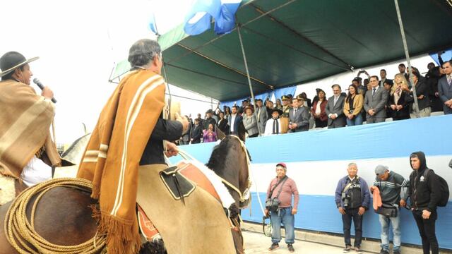 Gauchos jujeños solicitando la autorización del gobernador Sadir para el paso de las agrupaciones tradicionalistas, en el desfile por el aniversario de la ciudad.