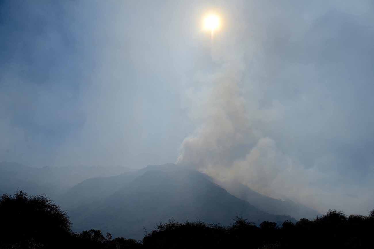 Incendio en la Quebrada del Condorito. Cortan el camino a las Altas Cumbres y despliegan un gran operativo terrestre y aéreo. (José Hernández / La Voz)