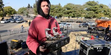 Desarmaron la escenografía montada en el Parque Sarmiento para el recital que iba a dar Ulises Bueno. (José Hernández/La Voz)