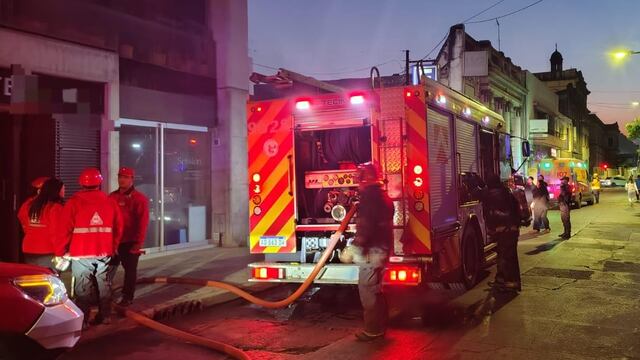 Incendio en barrio Alberdi: más de 30 evacuados del edificio (Prensa Policía de Córdoba).