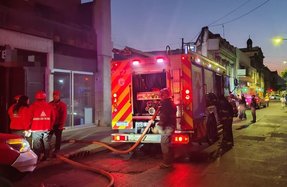 Incendio en Córdoba: hubo 30 evacuados en un edificio en barrio Alberdi