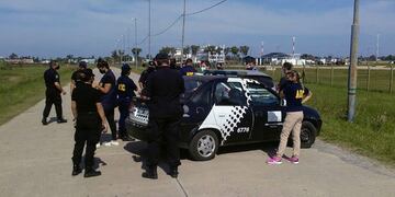 El Ford Fiesta gris fue hallado sobre Avenida Jorge Newbery al 9500. (Juan José García)