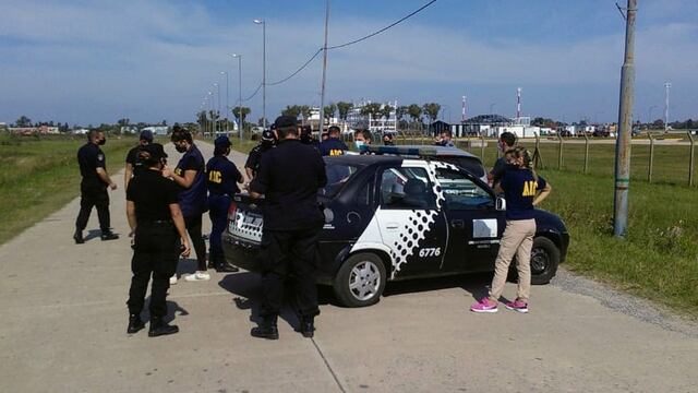El Ford Fiesta gris fue hallado sobre Avenida Jorge Newbery al 9500. (Juan José García)