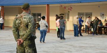 Además de custodiar las urnas, los soldados ayudan a los votantes (Agenfor).