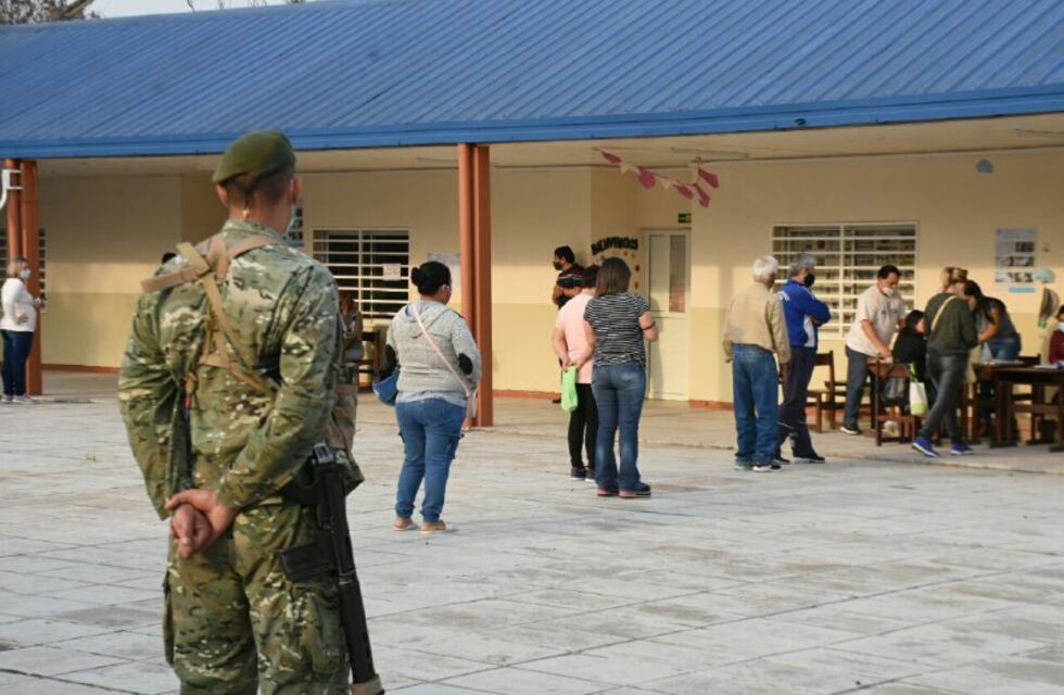 Elecciones 2021: además de custodiar las urnas, los soldados ayudan a la gente