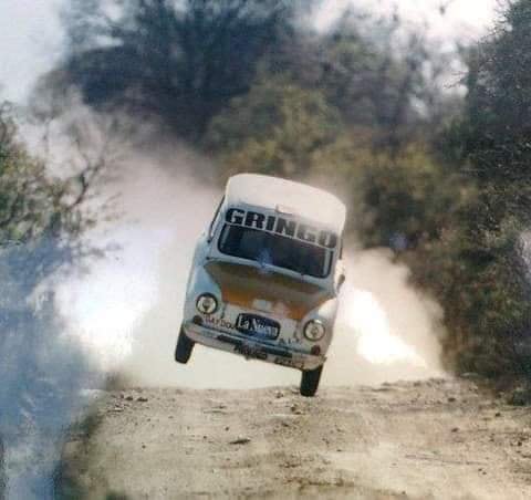 A fondo. Tolosa vuela con su Fiat 600 en el Rally provincial cordobés.