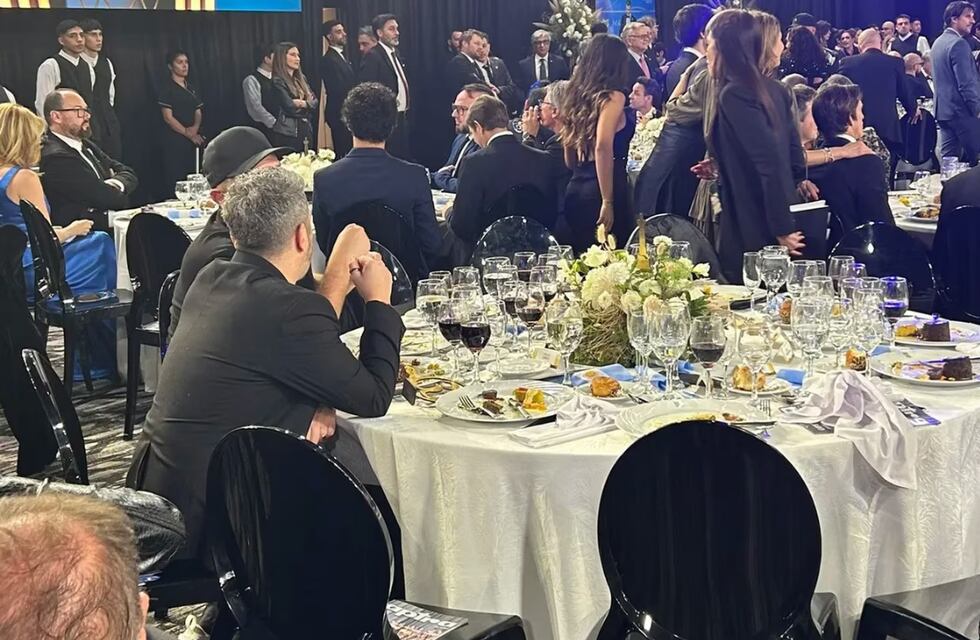 Tras quedar solo en la mesa de los Martín Fierro, Jey Mammon se sinceró: “Yo...”