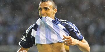 Gastón Bottino con la de Talleres, y un gol que quedó grabado en el historial de los clásicos (Foto: La Voz / Archivo).