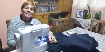 Gladys Cabrera es celadora y cose abrigos para los alumnos