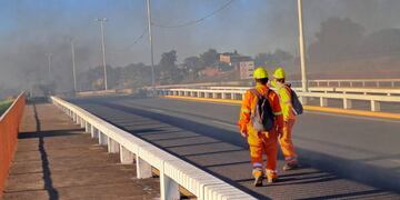 Sobre la calzada quemaron neumáticos para impedir el paso vehicular.