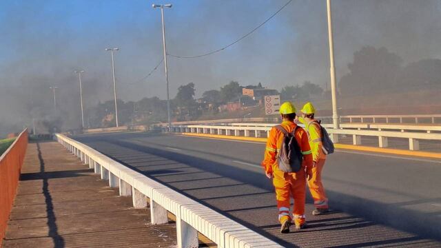 Sobre la calzada quemaron neumáticos para impedir el paso vehicular.