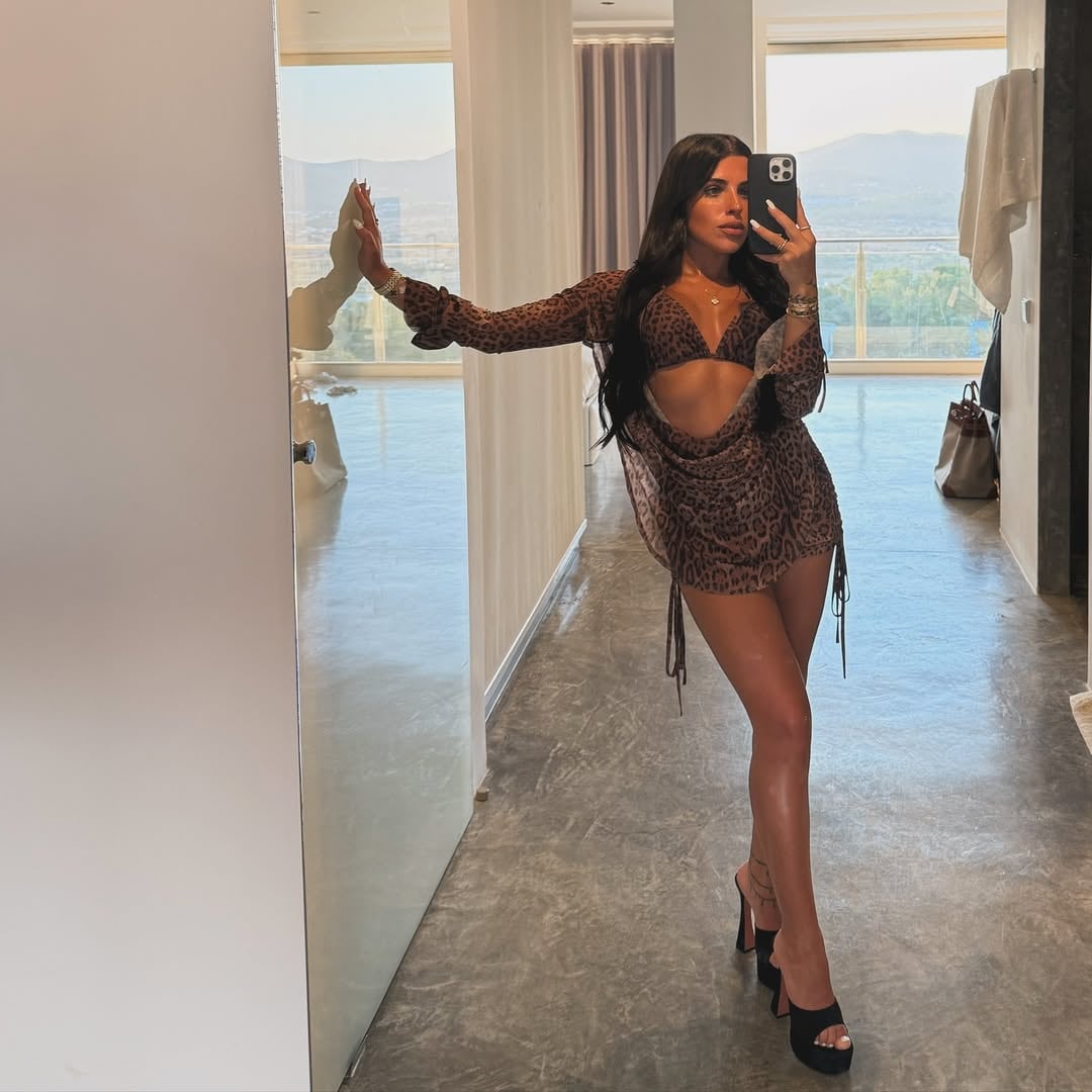 Valentina Cervantes conquistó Ibiza con un total look en animal print y microbikini