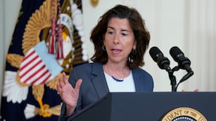 La secretaria der comercio de EEUU Gina Raimondo. (Foto AP /Evan Vucci)