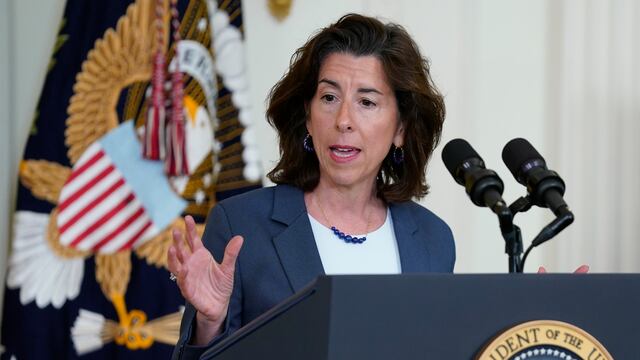 La secretaria der comercio de EEUU Gina Raimondo. (Foto AP /Evan Vucci)