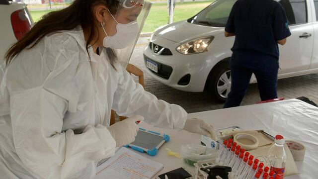 Mendoza 04  Enero  2021 Sociedad
Testeos para detectar el virus Covid 19. 
Aumenta el caso de portadores de coronavirus positivos 
La planta de ISCAMEN que trabaja en el Julio Le Parc 
hisopado, test,