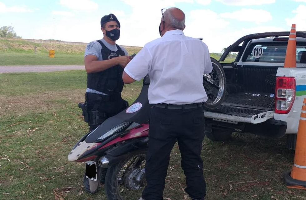 Venía sin carné, casco ni seguro: le sacaron la moto