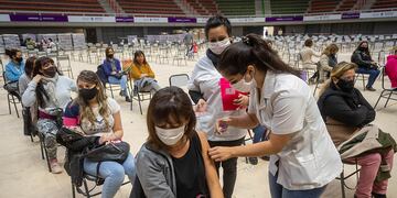 Las enfermeras  Sabrina Campos y Jaqueline Andrada vacunando  a los docentes. Una de cada 5 ya se vacunó contra el coronavirus.