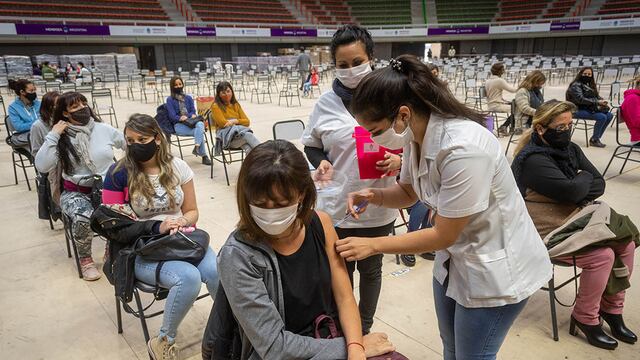 Las enfermeras  Sabrina Campos y Jaqueline Andrada vacunando  a los docentes. Una de cada 5 ya se vacunó contra el coronavirus.