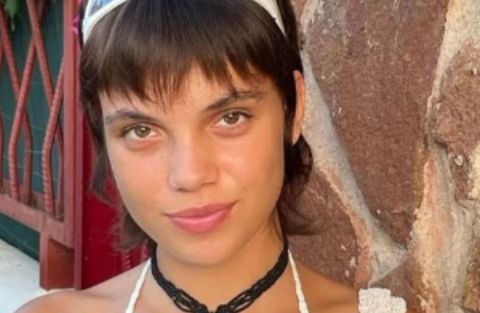 Martina Cariddi, de “Élite”, sorprendió desde el baúl de un auto con medias y sandalias de goma