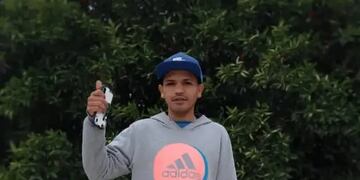 El joven aprovechó la planta de su patio para poder vender la fruta y tener ingresos extra.