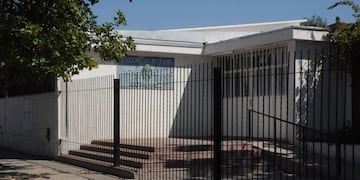 Un nene de quinto grado (10 años) fue abusado sexualmente en el baño de la escuela José Albino Gutiérrez de Maipú, por otros alumnos de séptimo.