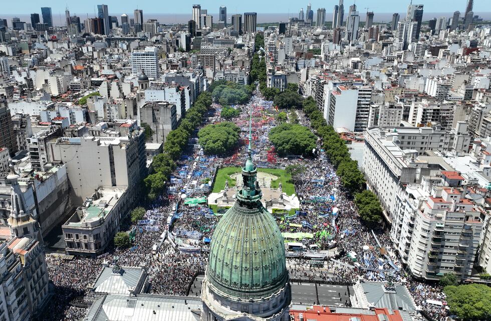 Primera marcha masiva contra el gobierno de Javier Milei encabezada por la CGT: miles de personas se movilizaron al Congreso