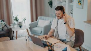 Qué empleo remoto pagan 20.500 dólares anuales.