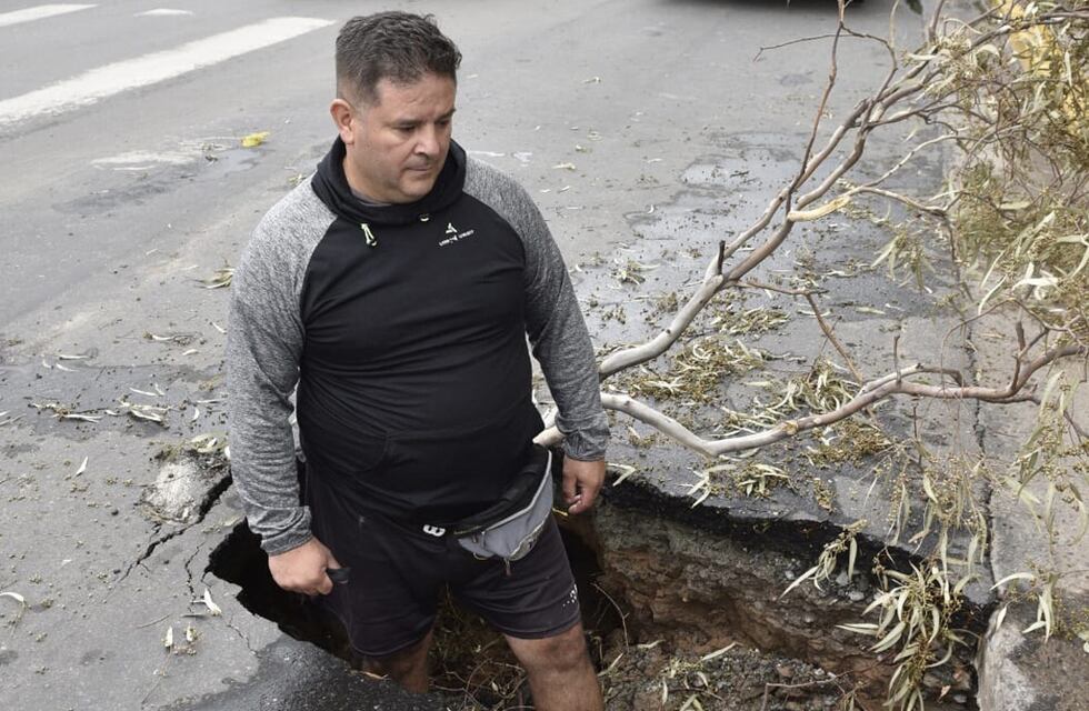 Córdoba: cayó con su camioneta en un bache gigante que estaba tapado con ramas