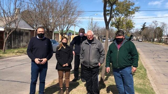 Luis Castellano, Bárbara Chivallero y representantes de los barrios que se verán beneficiados