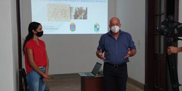 Rubén Para, presentación de investigación de mamíferos en la laguna. Junto a Yanina Druetta.
