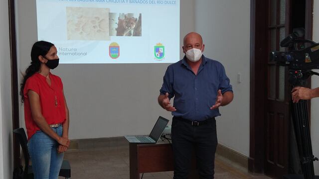 Rubén Para, presentación de investigación de mamíferos en la laguna. Junto a Yanina Druetta.