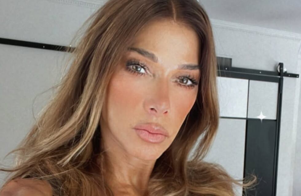 Tras su accidente, Catherine Fulop posó con una microbikini turquesa al borde de la pileta