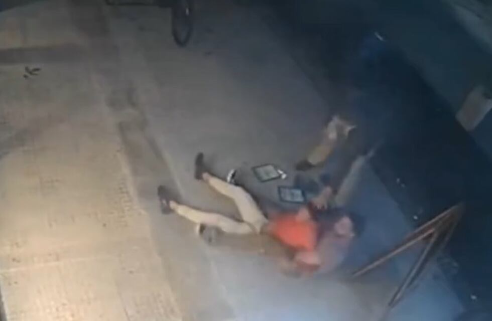 Simulaba vender rejillas en un bar y robó un celular: el dueño lo redujo y después le ofreció trabajo