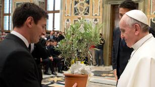 El Papa y su encuentro junto a la Pulga en el Vaticano.