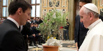 El Papa y su encuentro junto a la Pulga en el Vaticano.