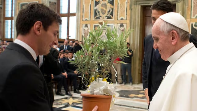 El Papa y su encuentro junto a la Pulga en el Vaticano.