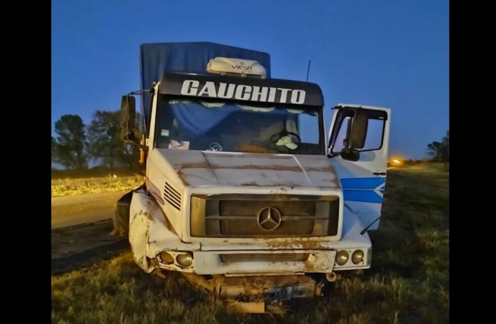 Se quedó dormido y casi causa un desastre con su camión