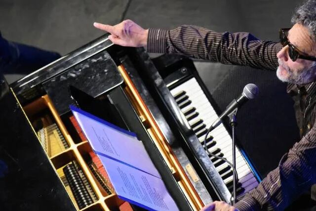 El músico Fito Páez fue distinguido como Doctor Honoris Causa por la Universidad Nacional de Rosario (UNR), La ceremonia fue en el Espacio Cultural Universitario (ECU).