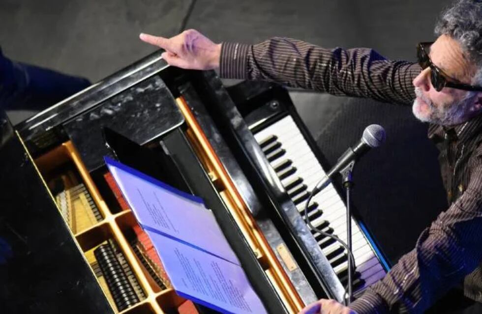 Fito Páez recibió el Honoris Causa de la Universidad Nacional de Rosario