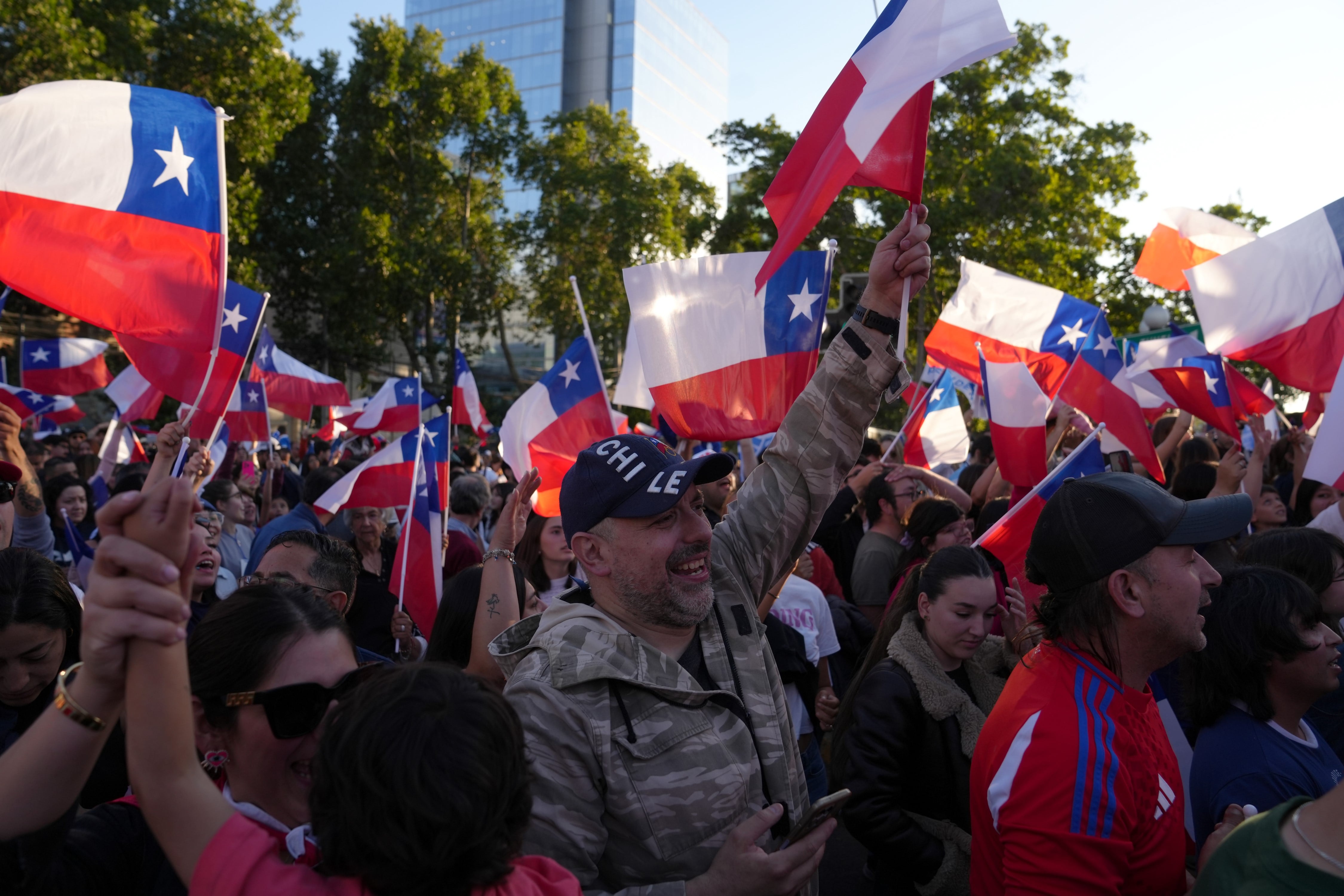 Simpatizantes del candidato a la Presidencia de Chile por el Partido Republicano y Social Cristiano, José Antonio Kast, celebran en la capital del país al conocer los primeros resultados de la segunda vuelta presidencial celebrada este domingo.