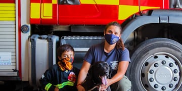 Perro rescatado, adiestrado y adoptado por el Cuartel de Bomberos de La Falda. (Foto: Facebook / Municipalidad de La Falda).