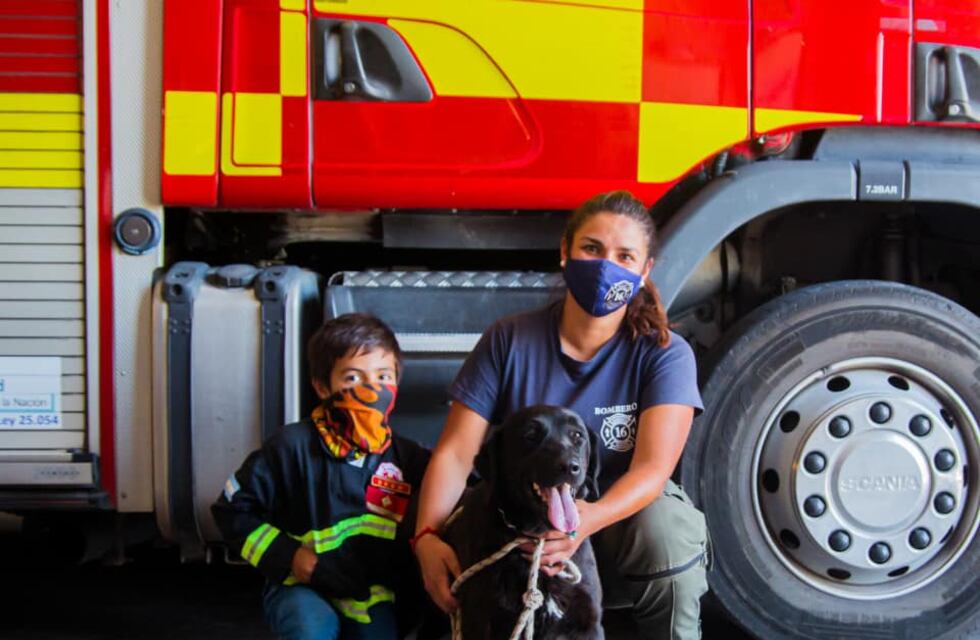 Rescatado, adoptado y adiestrado: el perro que ya forma parte del Cuartel de Bomberos de La Falda