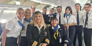 Traniela sonríe feliz junto a la tripulación que formó parte de su primer vuelo. Foto: Traniela Carle Campolieto