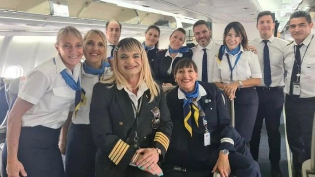 Traniela sonríe feliz junto a la tripulación que formó parte de su primer vuelo. Foto: Traniela Carle Campolieto