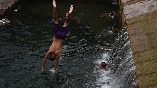 Ola de Calor. Altas temperaturas se registran en la provincia.
Un grupo de jóvenes se refresca en el canal Cacique Guaymallén frente al estadio de Godoy Cruz Antonio Tomba