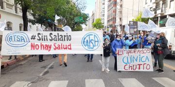 Trabajadores de la sanidad protestaron frente a la clínica Chutro (Prensa Atsa).