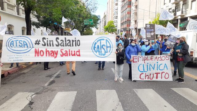 Trabajadores de la sanidad protestaron frente a la clínica Chutro (Prensa Atsa).