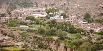Caspalá se encuentra a 240 kilómetros de San Salvador de Jujuy, a unos 3.100  metros de altitud en un pequeño valle rodeado por cerros de más de 4.000 msnm.