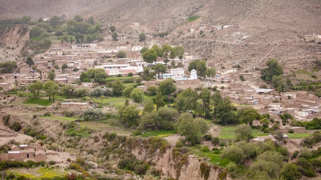Caspalá se encuentra a 240 kilómetros de San Salvador de Jujuy, a unos 3.100  metros de altitud en un pequeño valle rodeado por cerros de más de 4.000 msnm.