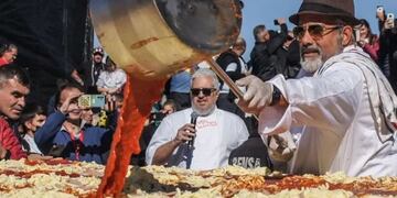 Mariano Peluffo condujo el evento de la milanesa más grande del mundo en Luján